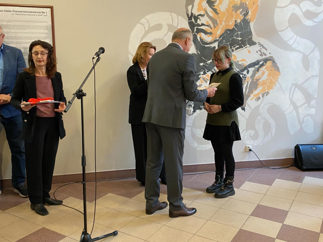 Uczniowie ZSP nr 1 stworzyli mural na ścianach szkoły. Grafika przedstawia patrona placówki