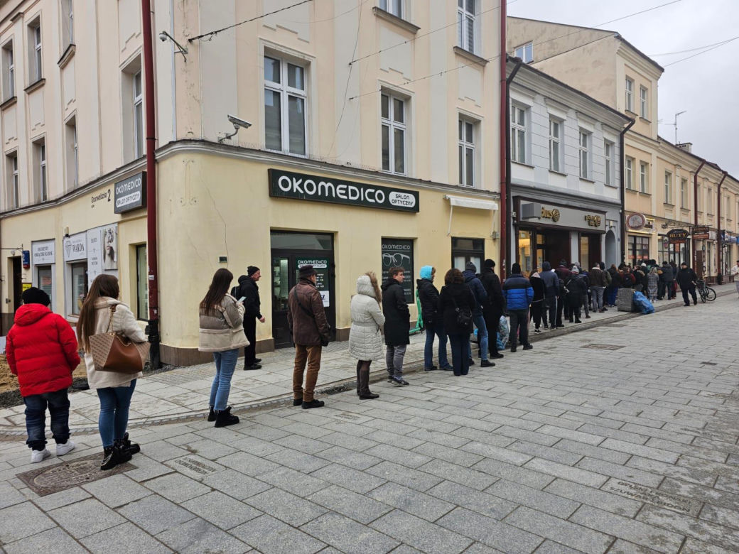 Mieszkańcy Rzeszowa ruszyli po pączki. Kolejki pod pączkarniami