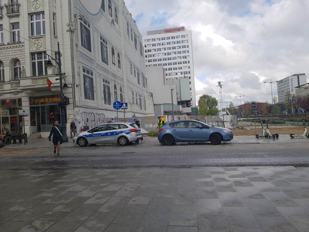 Auto bez kierowcy jechało prosto na przystanek w Łodzi! Świadkowie zdarzenia próbowali je zepchnąć [ZDJĘCIA].