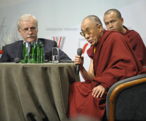 Mało kto wie, że Andrzej Olechowski prezenterem muzycznym i był DJ-em. Wspomniała go gwiazd TVP