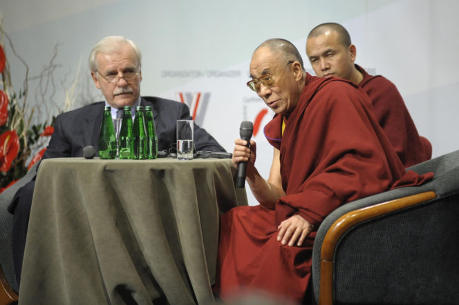 Mało kto wie, że Andrzej Olechowski prezenterem muzycznym i był DJ-em. Wspomniała go gwiazd TVP