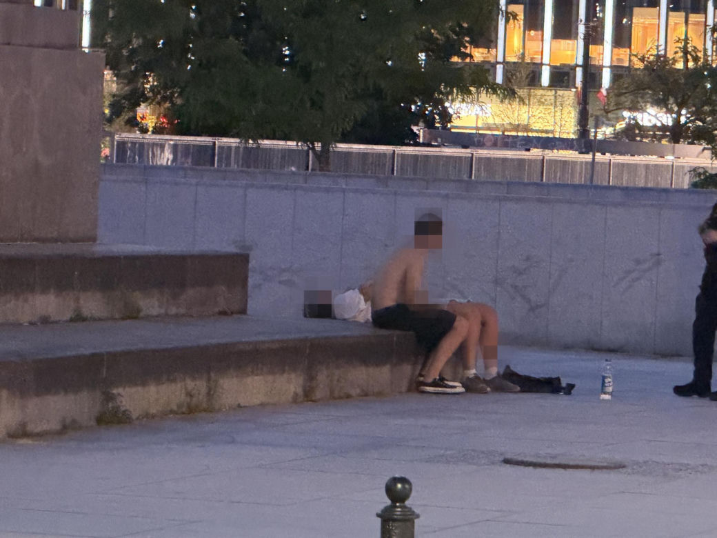 Nietrzeźwy mężczyzna tańczył na murku, stracił równowagę i spadł na podjazd garażu podziemnego