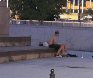 Nietrzeźwy mężczyzna tańczył na murku, stracił równowagę i spadł na podjazd garażu podziemnego