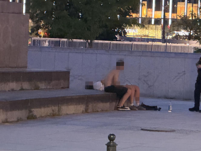 Nietrzeźwy mężczyzna tańczył na murku, stracił równowagę i spadł na podjazd garażu podziemnego