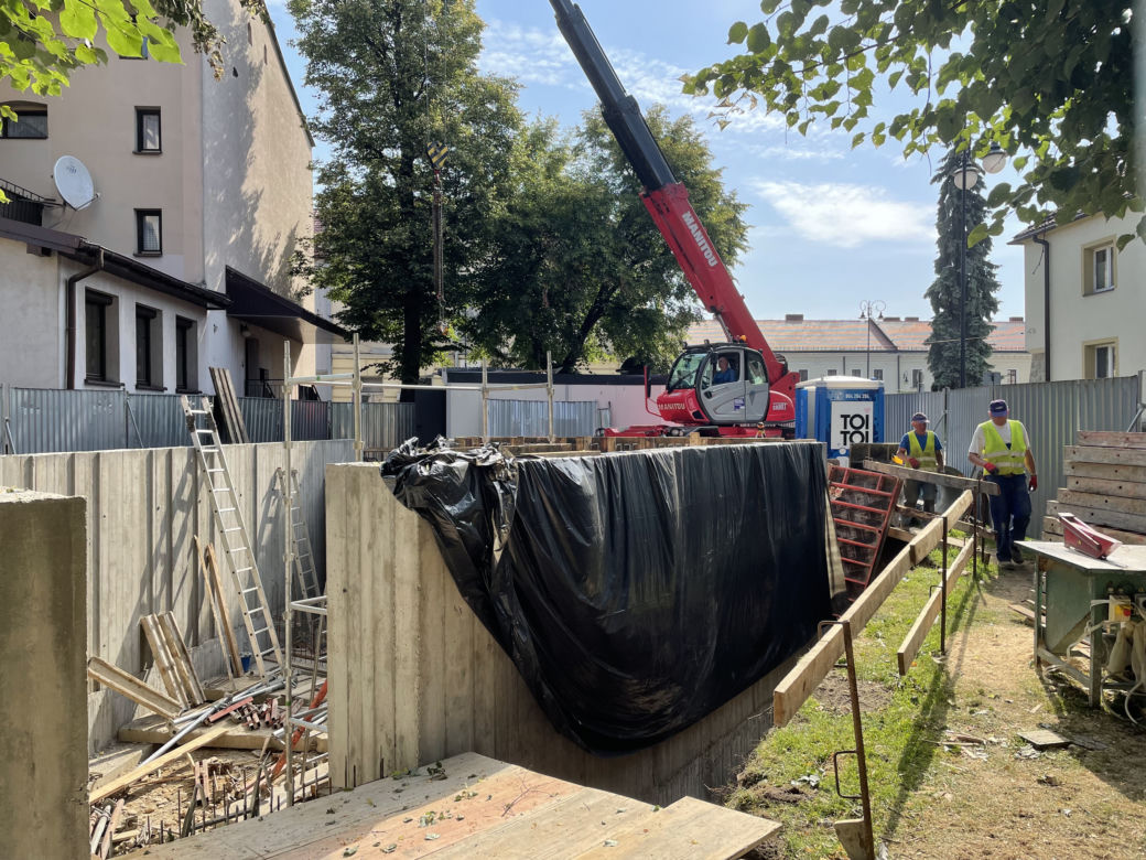 Przy ul. Tymowskiego powstaje skwer i pomnik ofiar Holokaustu