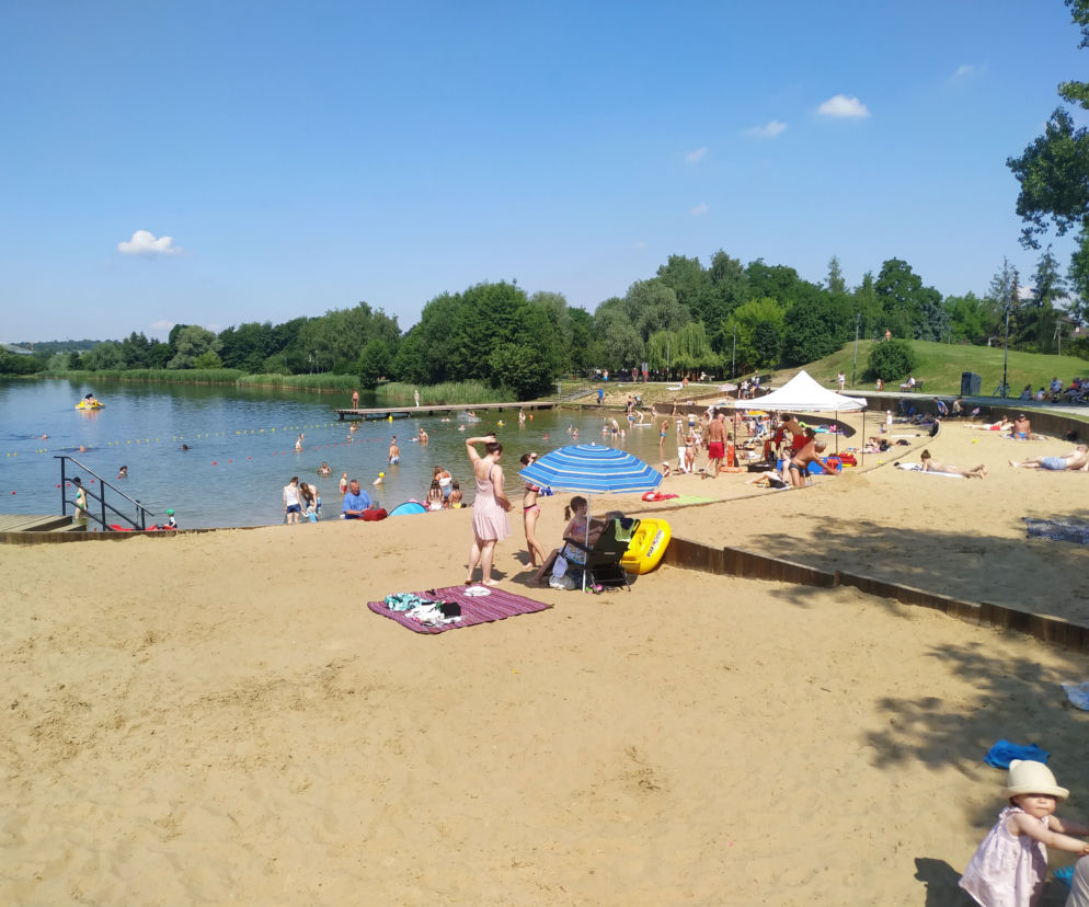 Policyjne kontrole plaż w Krakowie połączone z akcją informacyjną.