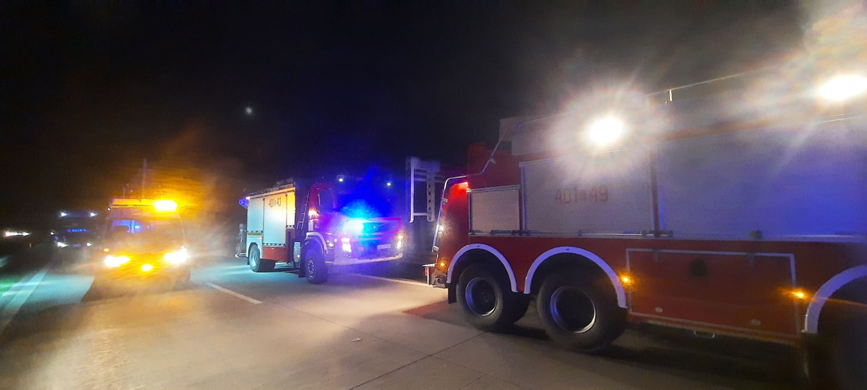 Bus wbił się w ciężarówkę na autostradzie 