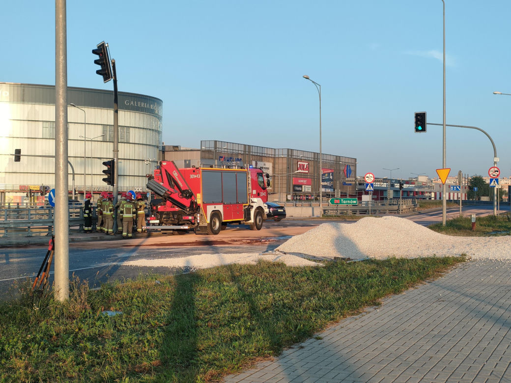 Przewrócona ciężarówka w Kielcach