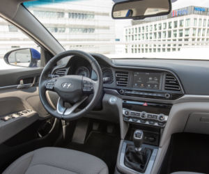 Toyota Corolla Sedan 1.8 Hybrid 122 KM e-CVT vs Hyundai Elantra Style 1.6 MPI 6MT