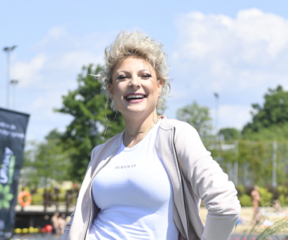 Magdalena Narożna pozdrawia z plaży. Janusz i Grażyna ogrodzili się parawanem
