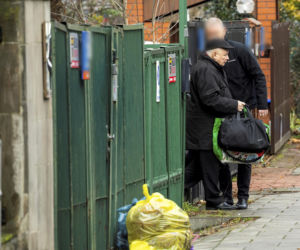 Prezes PiS robi pranie na mieście.