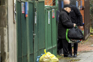 Prezes PiS robi pranie na mieście.