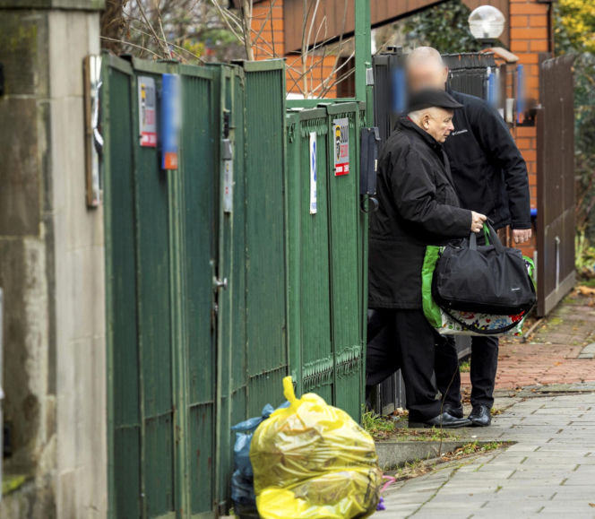 Prezes PiS robi pranie na mieście.