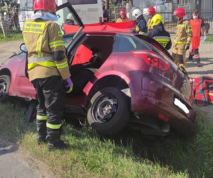 Kierowca uderzył w betonowy przepust. W samochodzie było 7-miesięczne dziecko! [ZDJĘCIA]