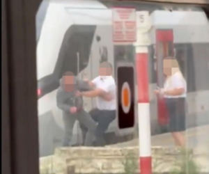 Szokujące sceny na peronie w Wejherowie! Bójka agresywnego pasażera z konduktorem
