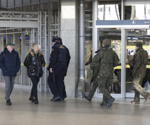 Warszawa. Wojsko na stacjach kolejowych