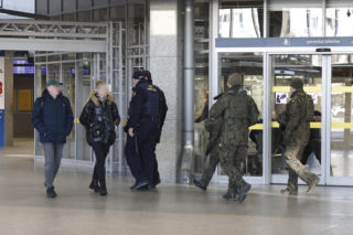 Warszawa. Wojsko na stacjach kolejowych