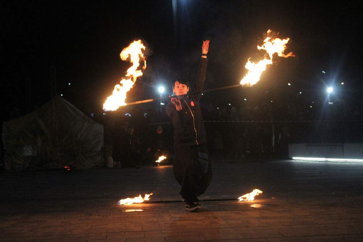 WOŚP 2023 w Krakowie: Fire Show w Nowej Hucie w wykonaniu grupy Spontan Fire