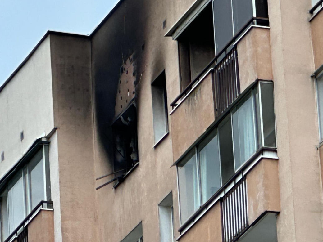 Pożar w bloku na Bemowie. Płonie mieszkanie na 11. piętrze. Jedna osoba poszkodowana	