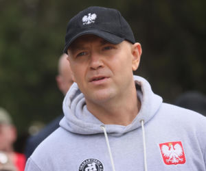 Takiego Nawrockiego jeszcze nie widzieliśmy. Ruszył na szlak w bluzie z orłem
