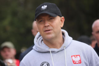 Takiego Nawrockiego jeszcze nie widzieliśmy. Ruszył na szlak w bluzie z orłem