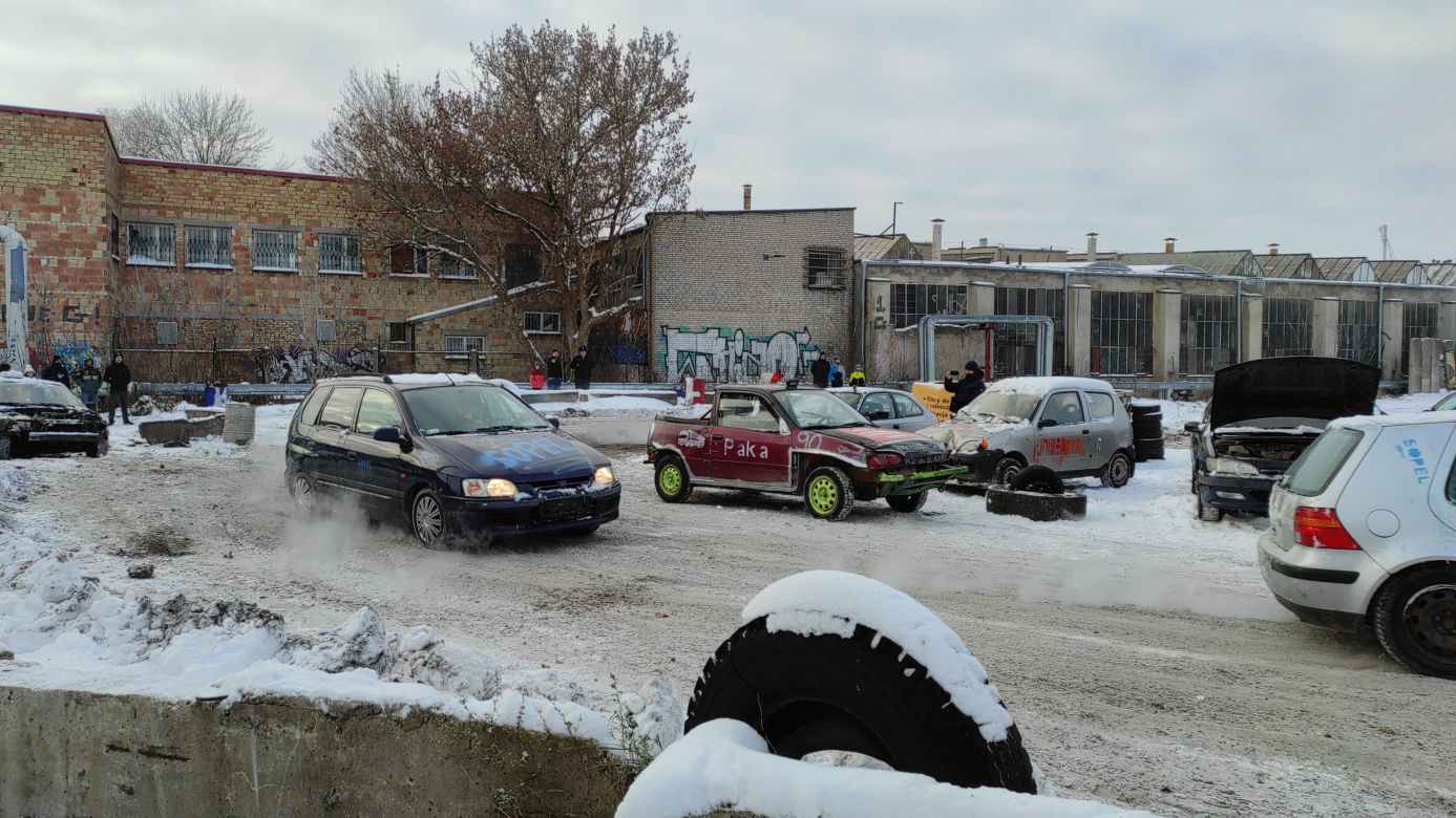 Białystok. Charytatywny Wrak Race Uniwerstal [18.12.2022]