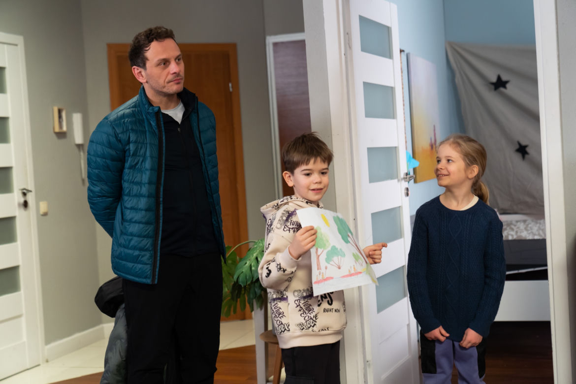 Barwy szczęścia, odcinek 2656: Kasia (Katarzyna Glinka), Ksawery (Bartosz Gruchot). Igor  (Tomasz Nosiński)