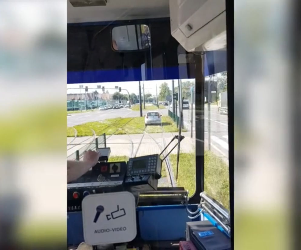 Samochód jechał torowiskiem w Krakowie