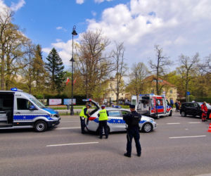 Jeep gruchnął w motocykl! Kierujący wymusił pierwszeństwo. Ranne dwie osoby