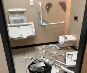 Wpadł do toalety na stacji benzynowej i się zaczęło. Szokujący widok!