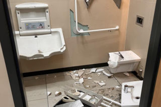 Wpadł do toalety na stacji benzynowej i się zaczęło. Szokujący widok!