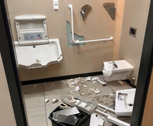 Wpadł do toalety na stacji benzynowej i się zaczęło. Szokujący widok!