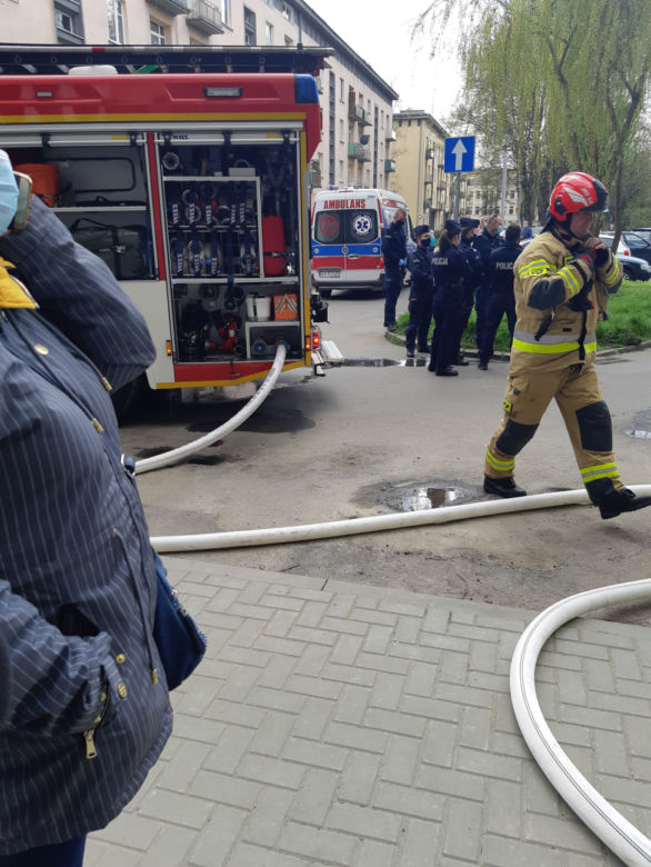 Pożar na os. UROCZYM W KRAKOWIE. Katarzyna T. WYSKOCZYLA przez okno