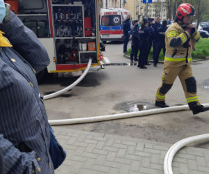 Pożar na os. UROCZYM W KRAKOWIE. Katarzyna T. WYSKOCZYLA przez okno