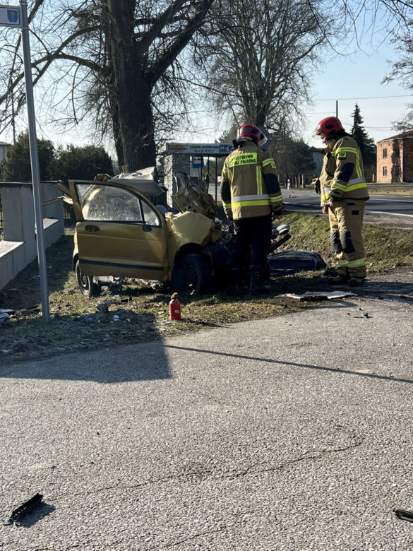 Makabryczny wypadek w Coniewie. Czołowo zderzyła się osobówka z ciężarówką. Nie żyje jedna osoba