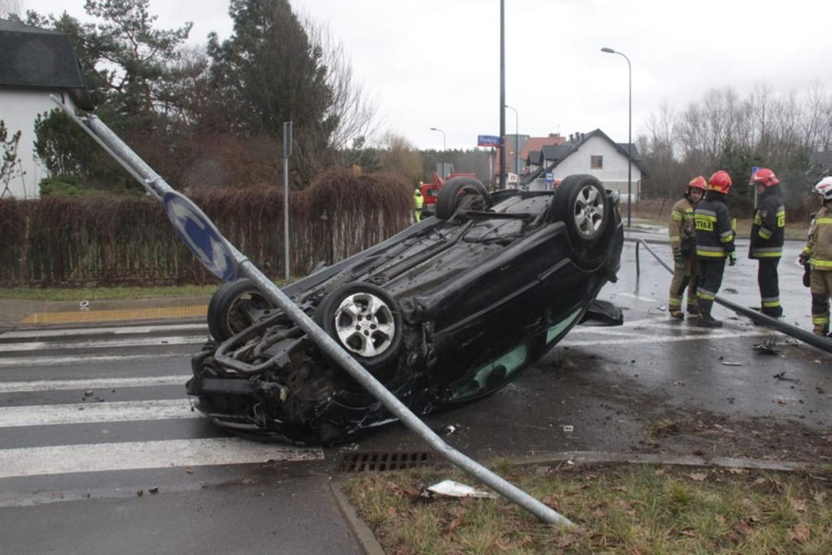 Wypadek w Wawrze. Roztrzaskali się osobówką. To cud, że nic im się nie stało!