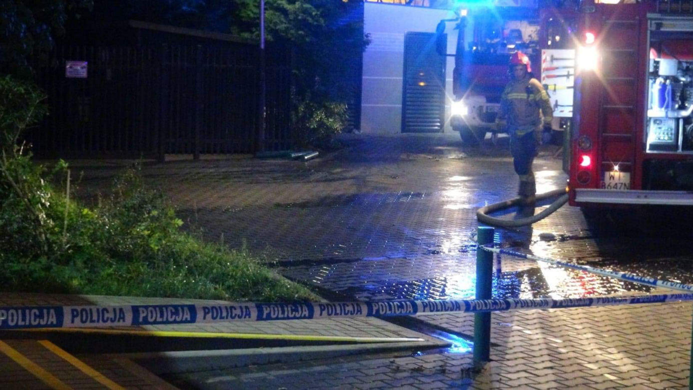 Pożar w bloku na Powiślu. Mieszkańcy uciekali na dach. Ogień odciął im drogę 