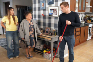 Barwy szczęścia, odc. 3335. Agata (Natalia Zambrzycka), Lucyna Zwierzchowska (Grażyna Zielińska), Hubert (Marek Molak)