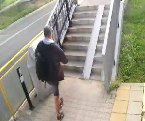  Robił to w tramwaju przy dziecku. Szuka go policja