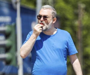 Karol Karski objada się malinami