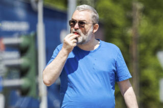 Karol Karski objada się malinami