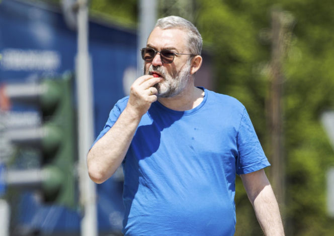 Karol Karski objada się malinami
