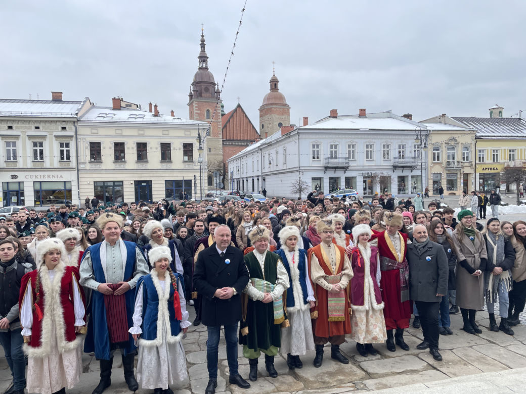 Maturzyści zatańczyli na Rynku poloneza