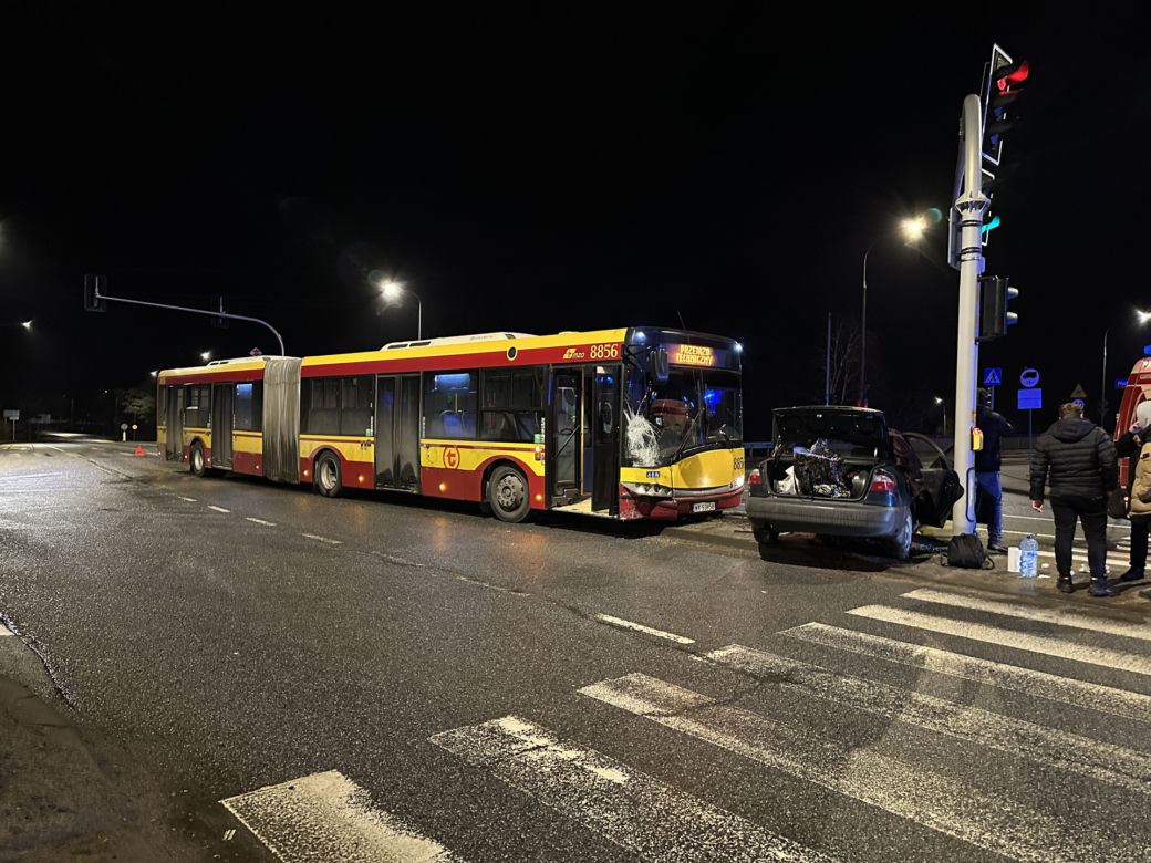 Autobus przeciągnął Lanosa kilkadziesiąt metrów. Poważny wypadek na Białołęce