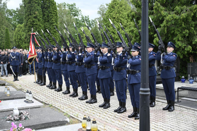 Tłumy pożegnały 23-letniego policjanta. Kacper zginął w tragicznym wypadku w Piasecznie