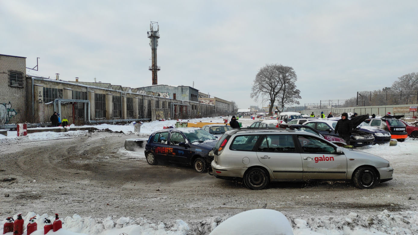 Białystok. Charytatywny Wrak Race Uniwerstal [18.12.2022]