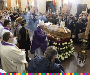 Łomża. Biskup Stanisław Stefanek pochowany. Żegnały go setki ludzi