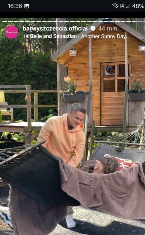 Barwy szczęścia nowy sezon na planie. Grześ (Noah Culbreth), jego ojciec (Jan Wieczorkowski)	