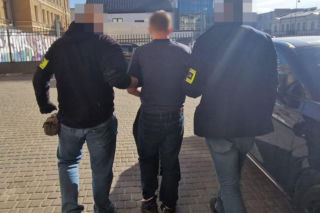 Koszmar w bloku przy ulicy Junoszy. Agresor rzucił się z nożem na własnego ojca, w mieszkaniu odkręcił gaz