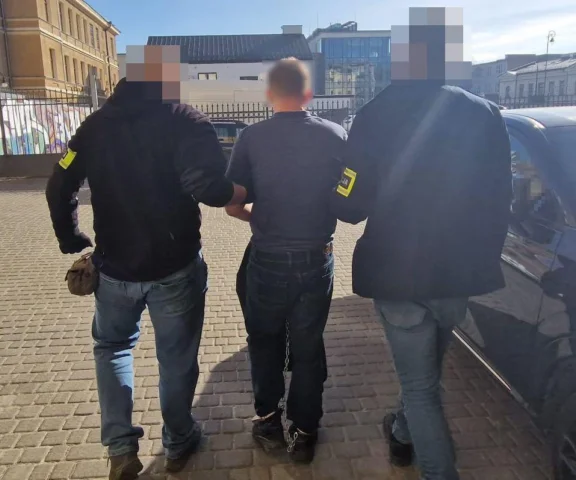 Koszmar w bloku. Rzucił się z nożem na ojca i odkręcił gaz